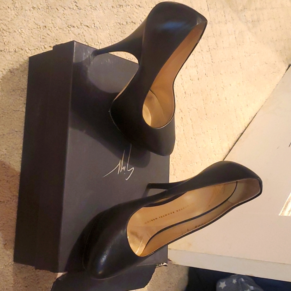 Giuseppe Zanotti black leather pumps
